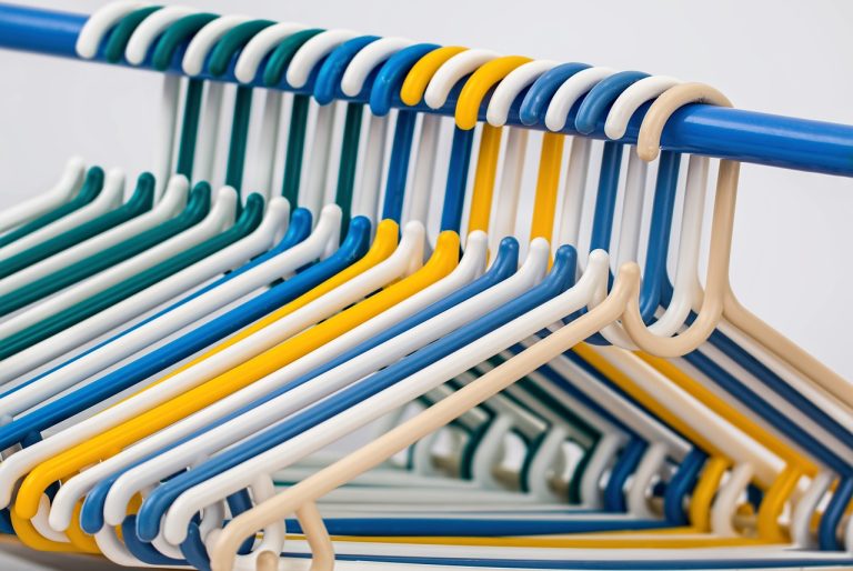 clothes hangers, coat hangers, plastic hanger