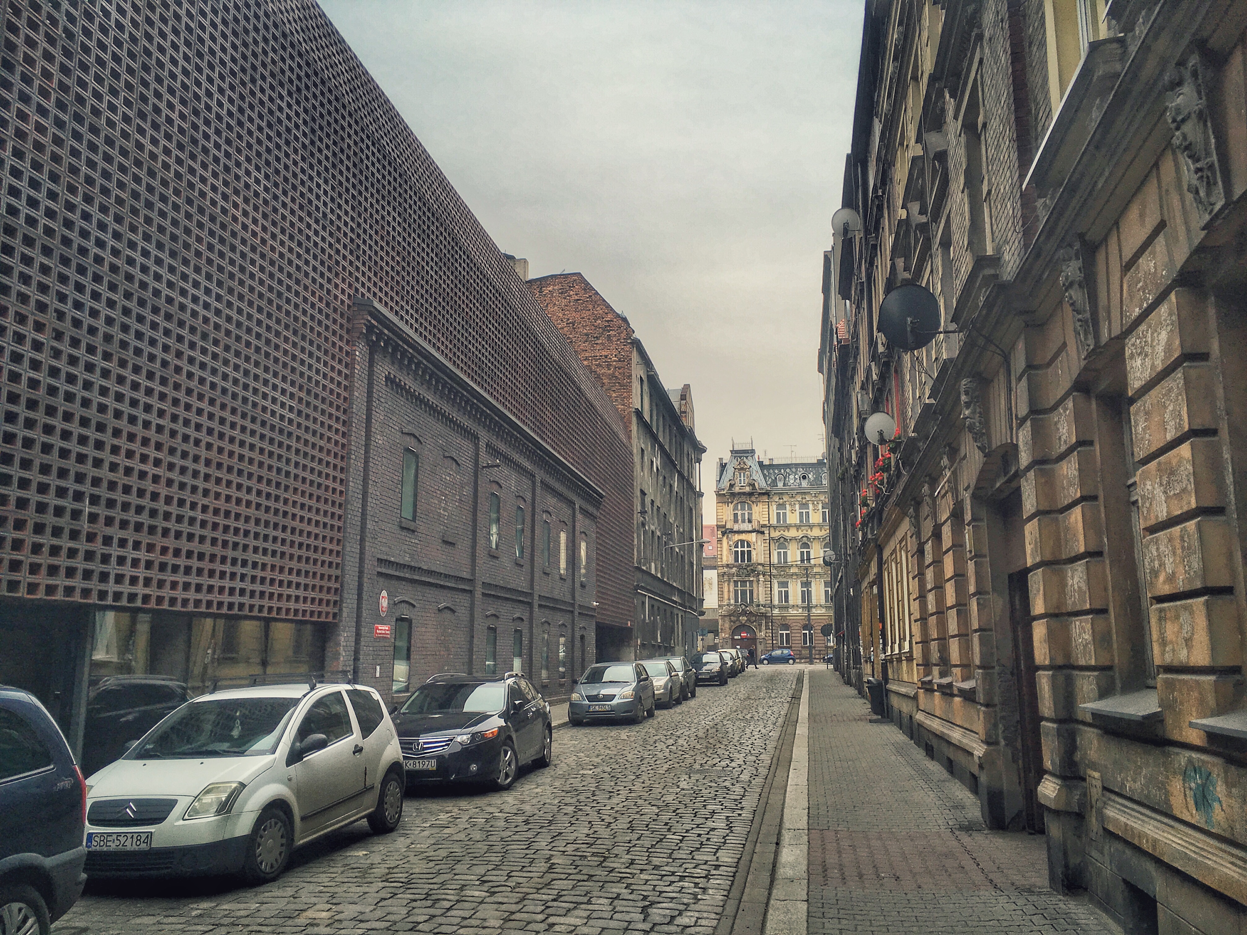 Katowicka filmówka – architektoniczna perła niedostępna dla przechodniów?