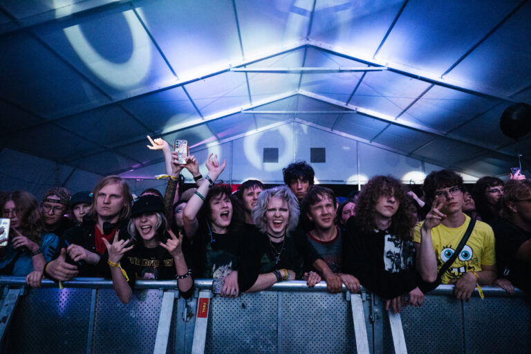 Publiczność na off festivalu