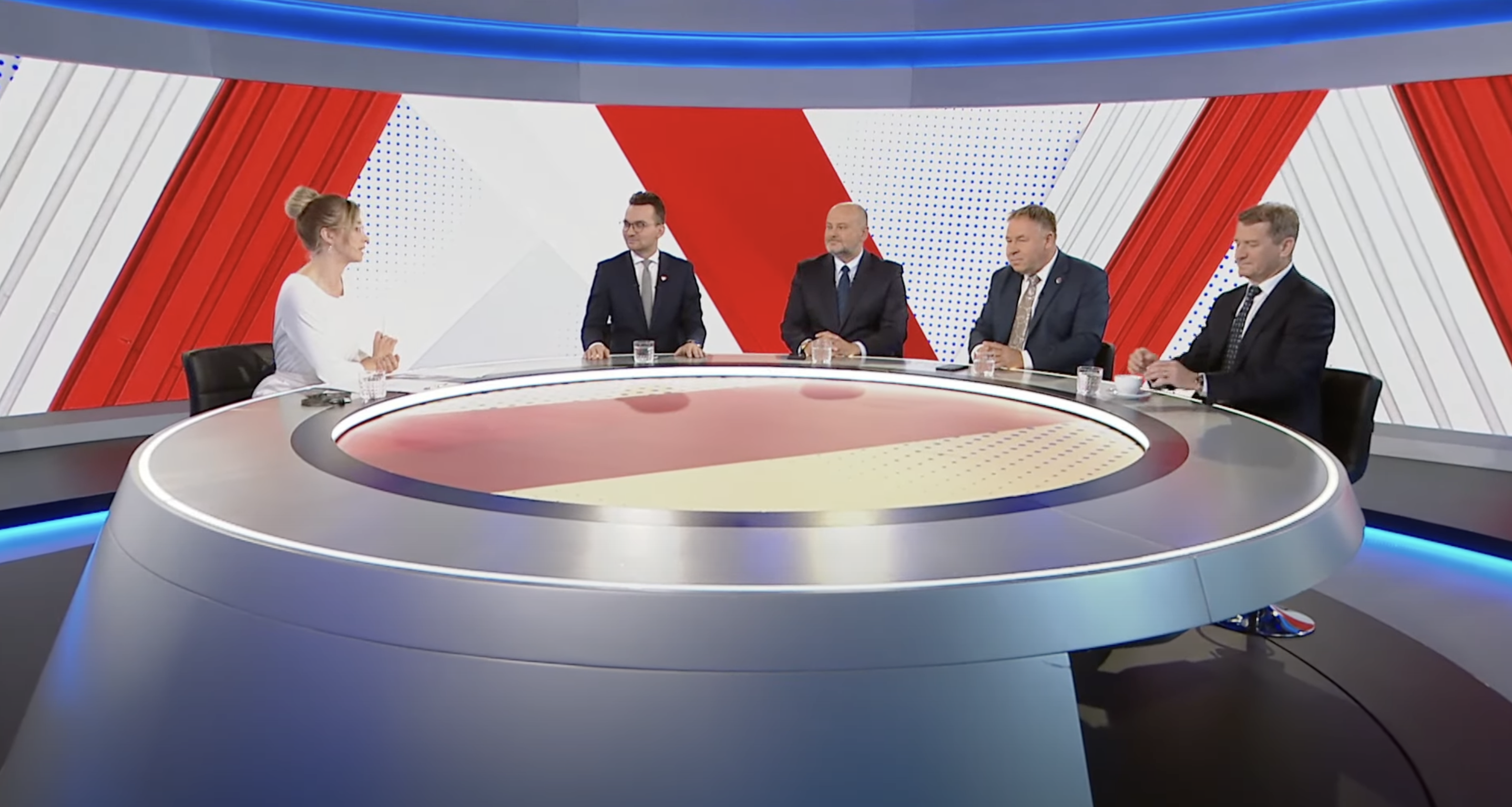 Prowadząca program w TVP Info zapytała polityków o różnicę między okresem a owulacją