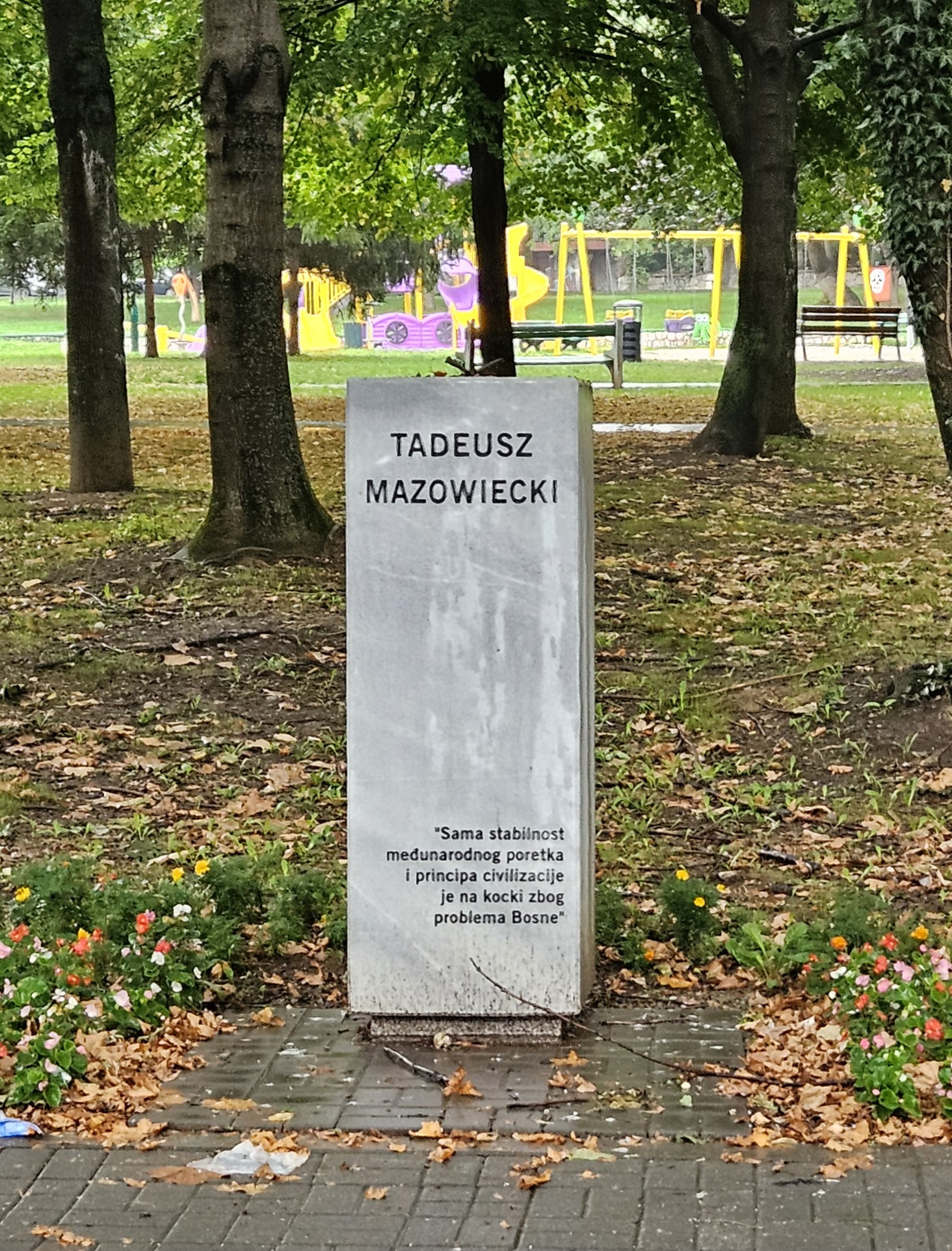 Zniknęło popiersie Tadeusza Mazowieckiego. Artysta przygotowuje nowe