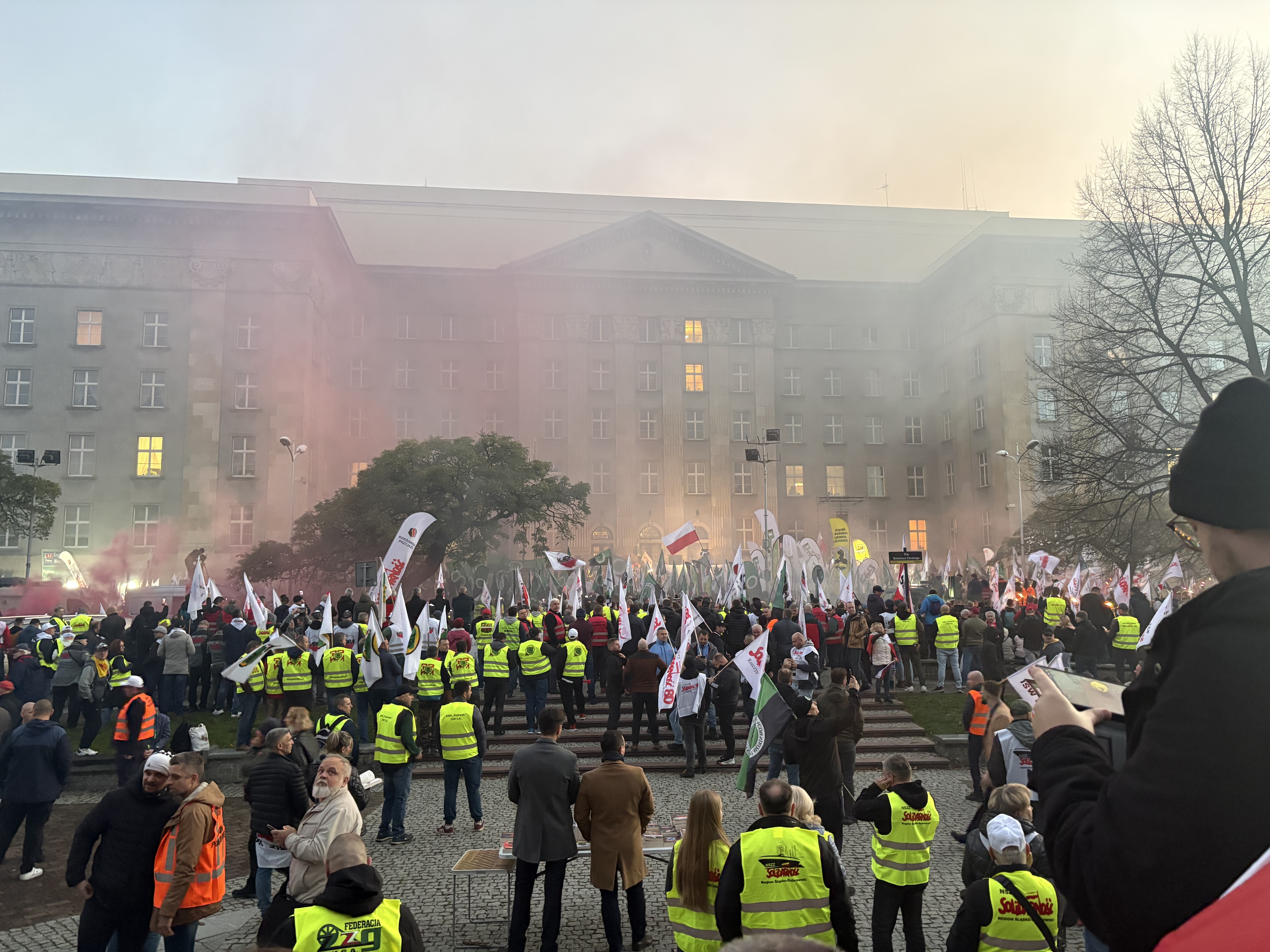 Dużo dymu, petard i krzyku. I jeszcze więcej rosnącej niechęci do górników